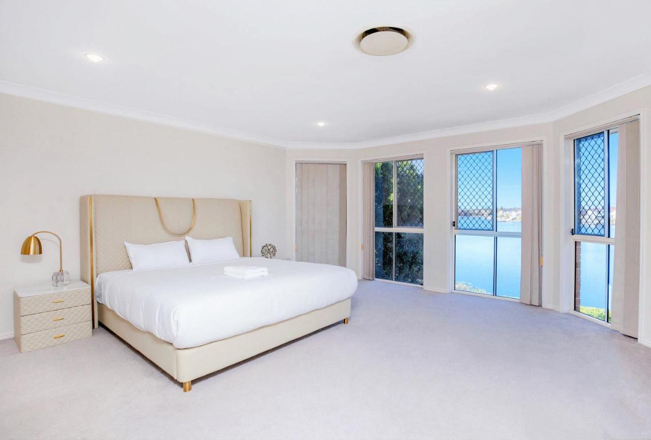 Kozyguru Waterfront, With Private Jetty Qmw019 Holiday home Gold Coast