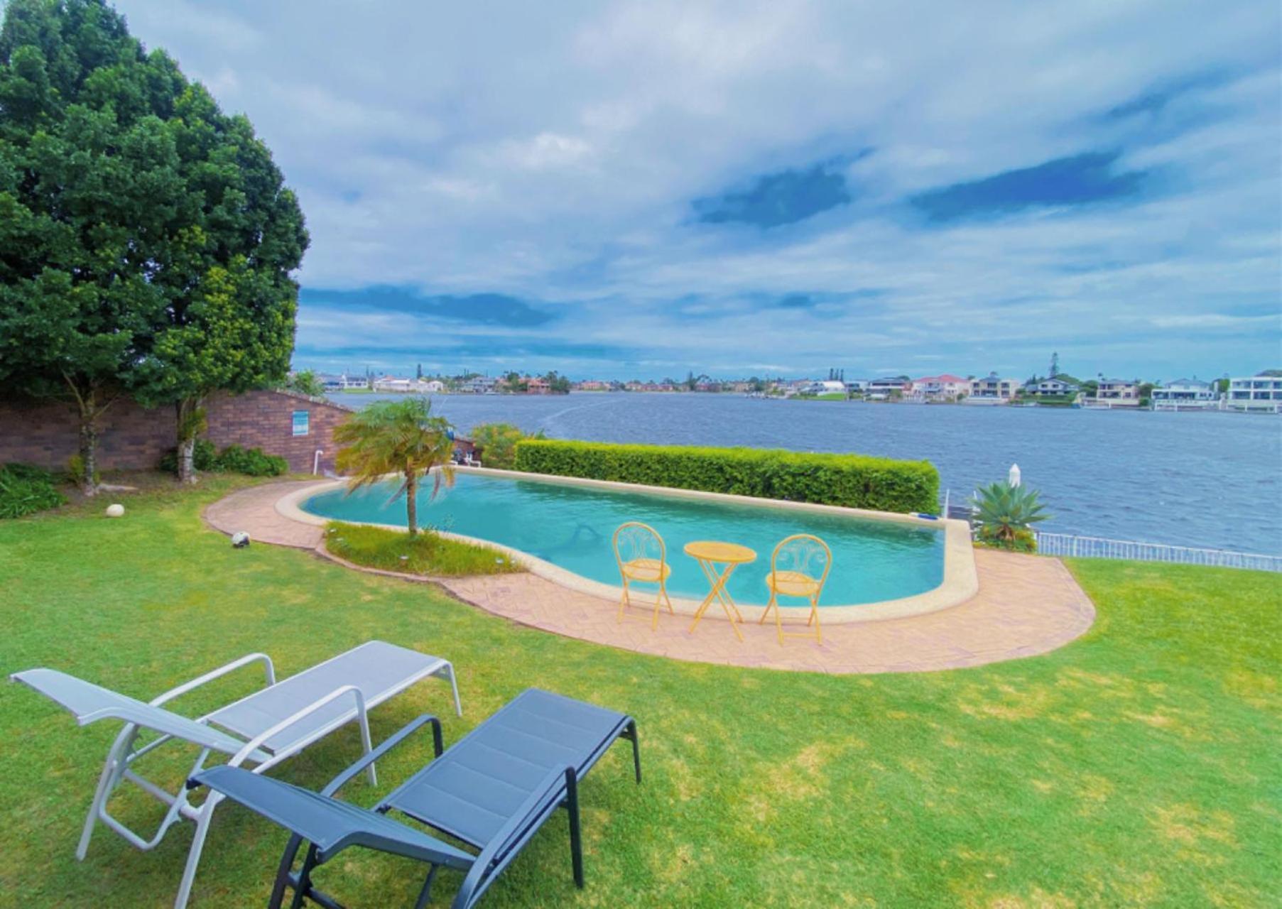 Kozyguru Waterfront, With Private Jetty Qmw019 Holiday home Gold Coast